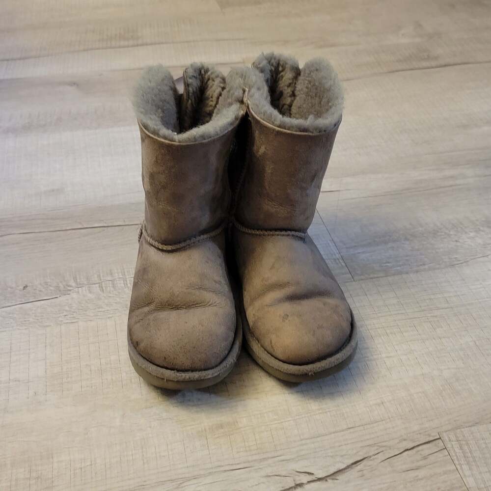 UGG 3280K Bailey Bow Suede Youth Girls Size 2 Boots